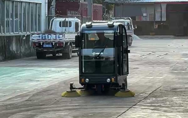 工廠車(chē)間使用電動(dòng)掃地車(chē)有哪些特征優(yōu)勢(shì)