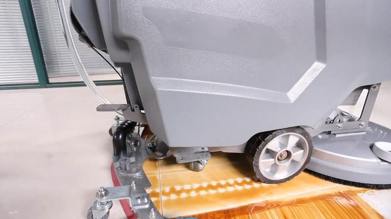 手推式和駕駛式洗地機，哪個適合你