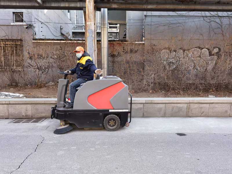 何時(shí)使用駕駛式掃地機(jī)清潔您的商業(yè)機(jī)構(gòu)