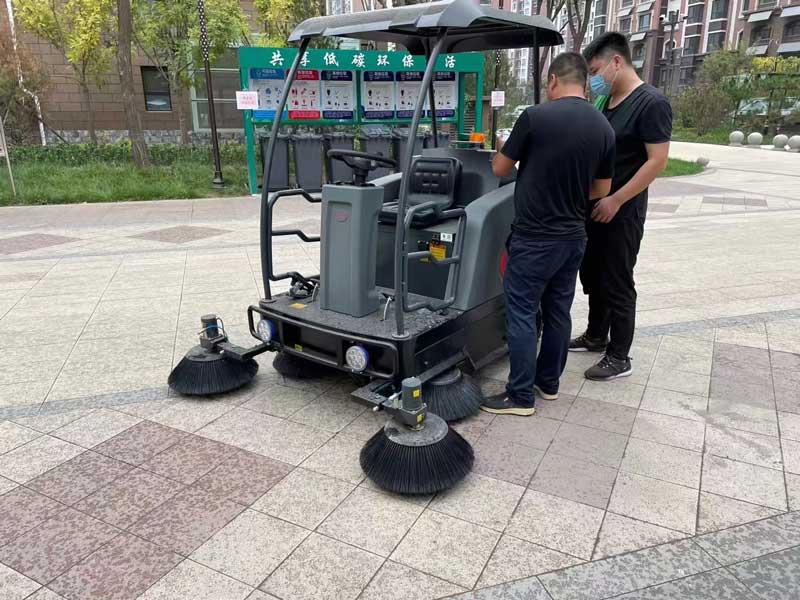 小型電動(dòng)掃地機(jī)在企業(yè)和工廠使用中需要注意什么