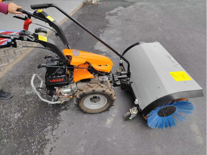 立冬剛過(guò)，小型掃雪機(jī)來(lái)了