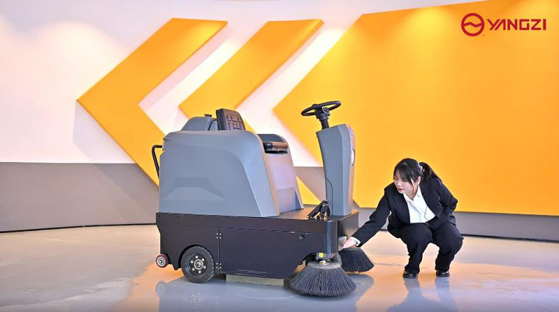 小型電動(dòng)掃地車使用操作