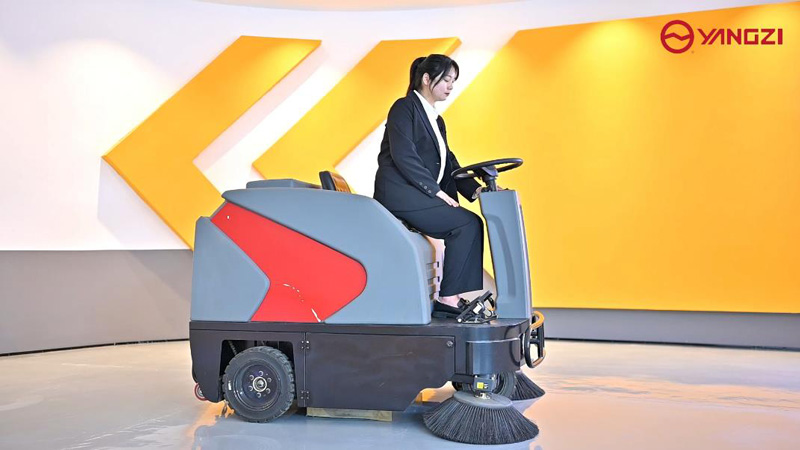 小型掃地車讓我們更加快捷的完成工作！